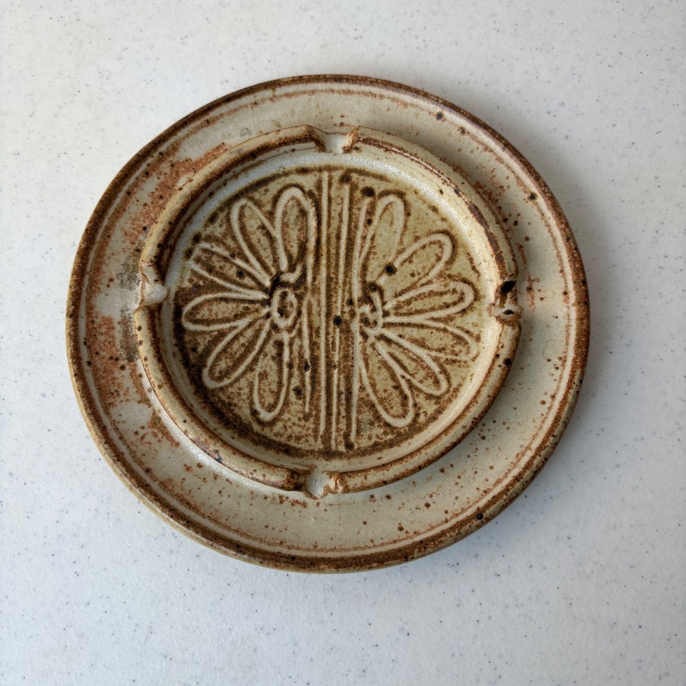 VTG Studio Pottery Ashtray Signed Speckled‎ Stoneware Floral Daisy Brown Rustic